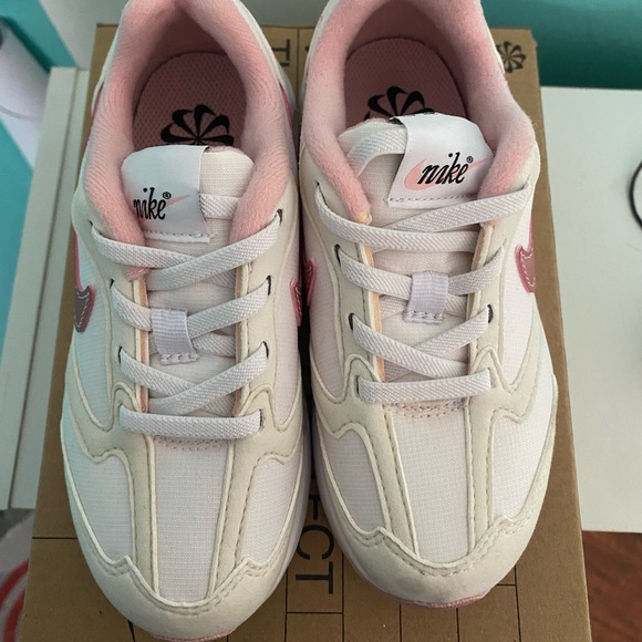 Light pink rose & white glaze-summit worn 1 time. Size 11c - Picture 2 of 5